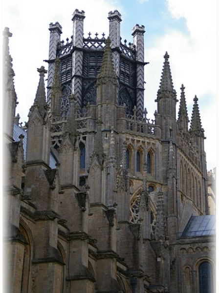 храмы Англии, готический собор, посмотреть Кембридж, тюльпаны Англии